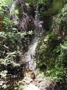 Una cascada afluente producto del riego de los campos.