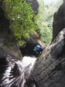 Empiezo con el rápel. Se ve el pasamanos para alcanzar el segundo rápel y que hay que pillar para que el río no  nos tire por la cascada.