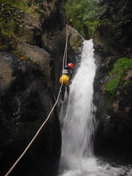 El primer rápel visto desde la poza. Una salida curiosa, al llegar cerca de la superficie hay que dar un fuerte impulso para escapar de la cascada y salir de la zona de burbujas, donde se flota mucho menos y nadar hasta el pasamanos. Cubre en toda la poza.