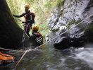 El chorro sale por el cortado, hay que estar atado todo el tiempo, son 12 m. de salto. La espera puede ser fría.