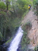 La parte alta del tercer rápel. Hay una instalación para descender por la cascada, pero nunca la he empleado.