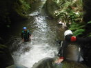 Segundo salto, yo marcando el punto y desde donde saltar. El agua no llega  a la cintura. 