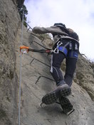 Juanan trepando los primeros escalones.