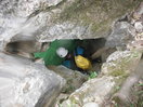 Me cuelo por otro hueco para llegar al agua.