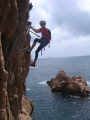  Encaramado a las paredes y de bajo el mar.	