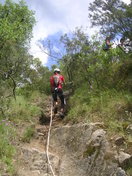 Subimos por esta cuerda creyendo que era continuación de la vía, pero vimos que se adentraba en un bosque y nos dimos la vuelta para continuar el tramo que nos faltaba.