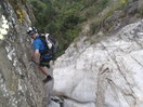Pasamos por estos peldaños por la pared y cruzamos otro puente Tibetano.