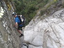 Pasamos por estos peldaños por la pared y cruzamos otro puente Tibetano.