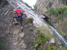 Continuamos descendiendo con la cascada a nuestra derecha.