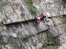 Más abajo vemos  esta pareja, que están pasando por un momento de angustia, al no poder la chica superar  el escalón.