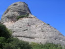 Esta montaña la están escalando por tres vías distintas.