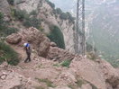 Bajamos la canal de Sant Jeroni siguiendo el tendido eléctrico,