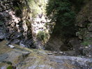 Perdiendo altura con precaución, que este barranco escurre un poco. El nombre alemán de la roca indica precisamente eso.