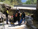 Preparándonos junto al puente para entrar al cauce. 