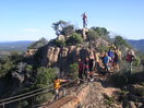 Desde la Agulla de la Torre vemos el mirador y el puente “cerrado por seguridad” que han cruzado todos estos excursionistas.