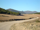 10- Avanzando por el paraje de Peñas Negras, tenemos al fondo, vistas sobre la Peña Tambora, Cabeza del Galiano y Cabezo Satamón.