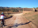 15- Con la Peña de las Armas al fondo, alcanzamos la visible bifurcación, donde seguimos hacia la derecha, dejando a la izquierda, el tramo de regreso.