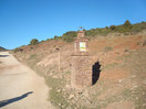 16- Tras la bifurcación, dejamos a la derecha el peirón de la Virgen de Rodanas.