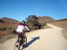 17- Tras el peirón, vamos superando la visible rampa. A la izquierda, se observa el restaurado molino de Tabuenca, y a la derecha y sobre el cercano cerro, la blanquecina ermita del Calvario.