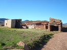 20- Ya de regreso, dejamos atrás este corral cobertizo. Tras el, asoma la Peña Tambora, Cabeza del Galiano y Cabezo Satamón.