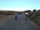 06- Tras desembocar en la asfaltada pista que viene de la localidad de Lumpiaque, avanzamos entre olivares y campos de labor.