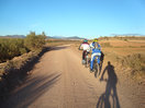 07- Tras abandonar la asfaltada pista, avanzamos entre ginestas y campos de labor. A la izquierda, Peña Tambora, Cabeza del Galiano y Cabezo Satamón, en el centro, Moncayo y Pedroso.