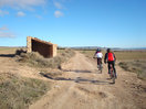 18- A la izquierda, dejamos esta cabaña cobertizo.