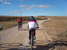 26- Entre campos de labor y sembrados, seguimos por la nueva pista de tierra.