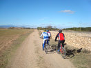 30- En paralelo con la carretera A-1305, vamos pedaleando ahora.