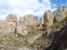 31- De vuelta a la carretera, observamos a la derecha algunos esbeltos pináculos de las Peñas del Cabo.