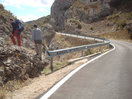 06- En esta curva abandonamos la carretera, como bien nos indica la inscripción del quitamiedos.