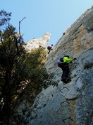 Placa bajo uno de ,los Pináculos de la Ferrata de Foradada del Toscar. 15-4-16.