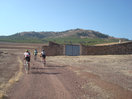 17- Con vistas hacia el Pico Monegré, alcanzamos el corral del mismo nombre, donde salimos a la pista principal, la cual seguimos hacia la izquierda.