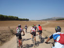 21- Con La Buitrera al fondo, seguimos entre campos de labor.