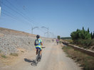 26- Con la vía férrea, a nuestra izquierda, vamos pedaleando.