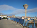 14- Con vistas hacia el característico deposito de agua, cruzamos el puente que salva la vía férrea, llegando así, al barrio de la Venta, perteneciente a Plasencia de Jalón.