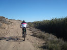 16- En ligera pendiente, avanzamos ahora por pista de tierra.