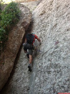 Ascendiendo el primer tramo: la pared vertical equipada de 12 metros