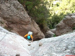 Aquí se aprecian mejor la piedras fijadas artificialmente que nos ayudarán a superar el segundo tramo