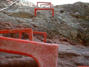 Aunque no parezcan fiables, estos escalones de plástico nos ayudarán a superar una pared con un pequeño desplome y un recorrido en diagonal