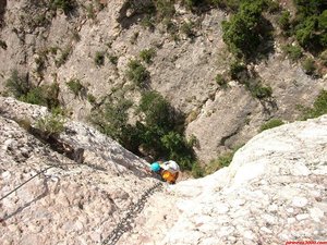 Para acabar con la última parte del tercer tramo volveremos a tener que usar los brazos y ascender gracias a las cadenas instaladas