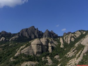 Al ver las antenas de Sant Jeroni debemos desviarnos a la izquierda para coger el camino de bajada que transcurre por la Canal de l'Ermità Mort