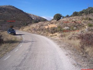 Inicio de la ruta de aproximación. Explanada donde podemos dejar el coche y al otro lado de la carretera inicio de la senda.