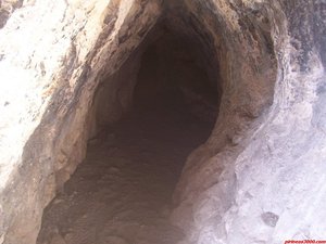 El largo pasillo de entrada a la cueva. 