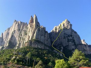 Desde el Monestir de Santa Cecília vemos por donde tenemos que subir hasta el Cim de Santa Cecília... y da cierto respeto