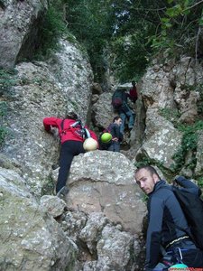 La aproximación a la vía es bastante cómoda y se hace por un barranco