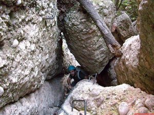 Primeros pasos equipados para pasar por debajo de esta roca