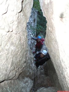 10:15h. Pedro y Jose Luis apunto de salvar el estrechamiento entre las rocas...Tiempo en la vía: 00:15h.