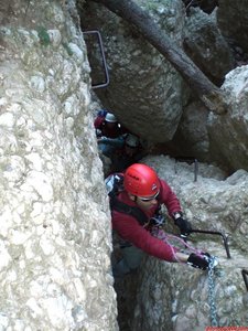 10:16h. El menda cambiando el seguro de cadena, primero un zipper y después el otro... tras trepar por la estrechez, detrás Isabelle y Carme a la expectativa y con ganas. La equipación en este punto es muy completa y se progresa muy bien. Se respira un ambiente buenísimo...Tiempo en la vía: 00:16h.