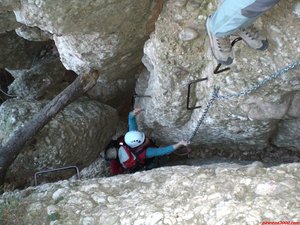 10:18h. Turno de Isabelle, se aferra a la grapa y se asegura al tramo de cadena para progresar sin peligro...Tiempo en la vía: 00:18h.